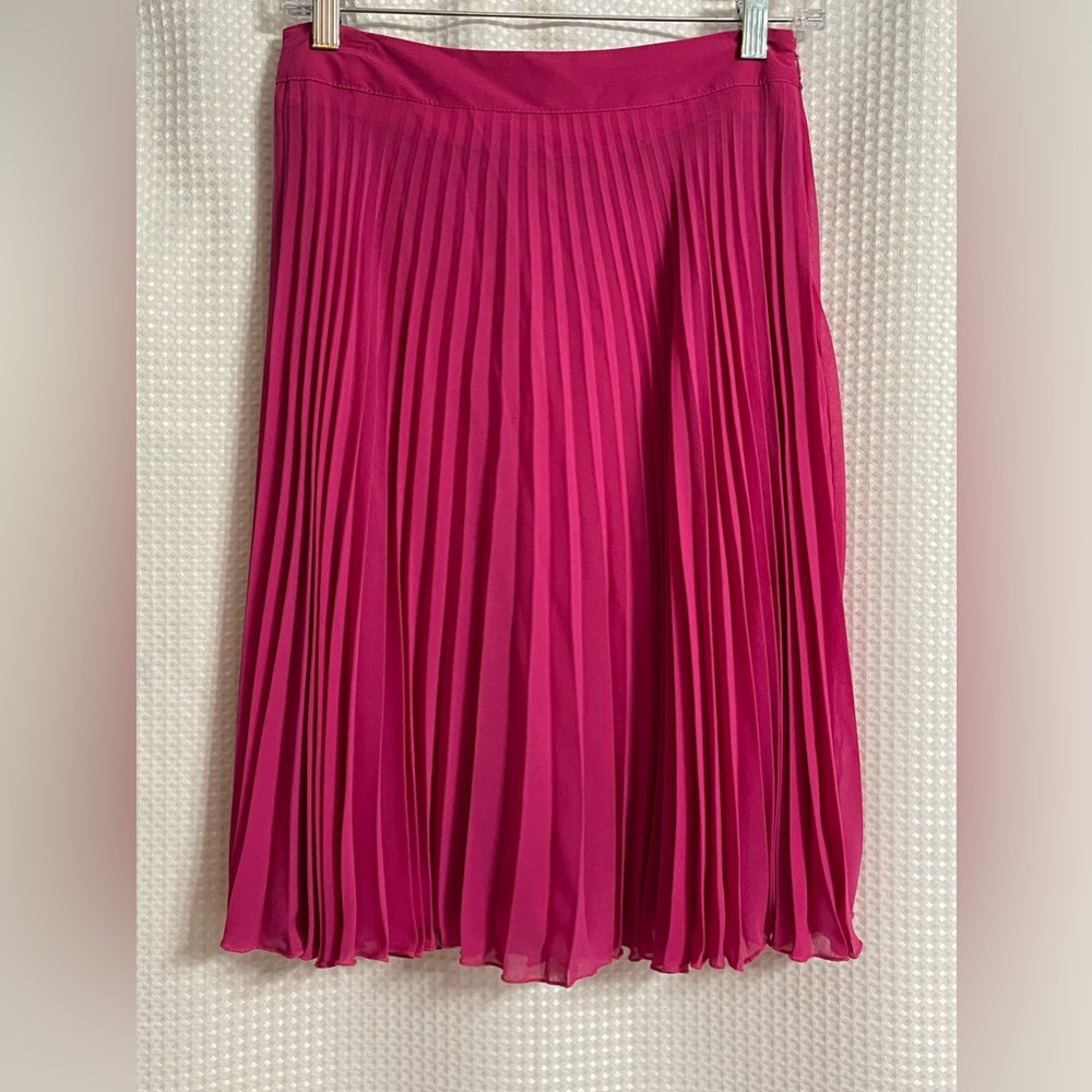 Flowy pleated skirt in Berry
